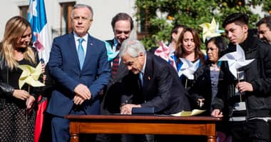 Piñera firma proyecto de ley que crea registro para inscribir fetos