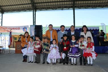 Estudiantes participan en comunal de cueca