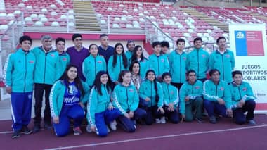 Deportistas locales que representarán al Maule en los Juegos Escolares Nacionales recibieron uniformes