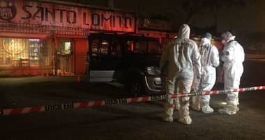 Dos asaltantes y una trabajadora resultan heridos tras balacera en local de comida