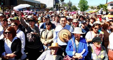 Curicanos se volcaron a las calles para venerar a la Virgen del Carmen