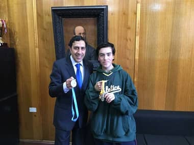 Deportista romeralino es recibido por alcalde tras triunfo en San José de Maipo