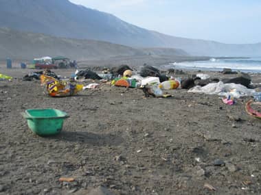 Multa de hasta $200 mil para quien ensucien playas, ríos y parques