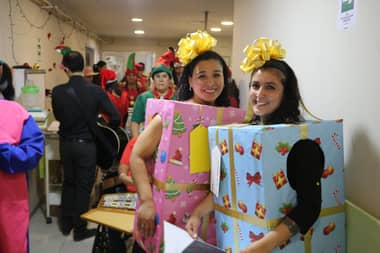 Funcionarios del Hospital de Curicó entregaron regalos de navidad a pacientes