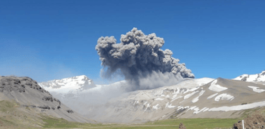 Se mantiene cerrado Paso Vergara por pulso eruptivo de volcán Peteroa