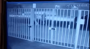Asaltante murió: Detective repelió portonazo en Santiago