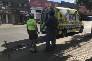 Trabajador de compañía eléctrica implicado en violenta colisión de tránsito