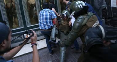 Carabineros investigará brutal ataque que dejó a funcionario inconsciente