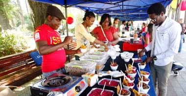 Migrantes celebraron su día en la Plaza de Armas de Curicó