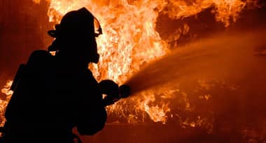 Hallan cadáver tras incendio que afectó a taller textil