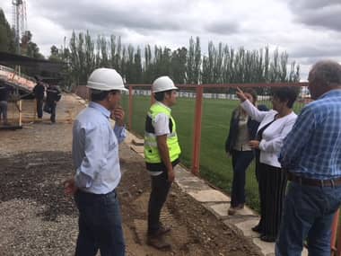 Alcaldesa Valenzuela inspeccionó obras del estadio de Teno