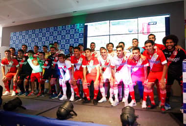 Curicó Unido presentó nueva indumentaria ante la hinchada