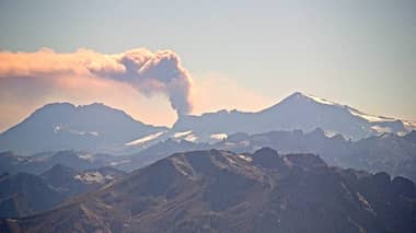 Onemi llama a proteger fuentes de agua cercanas al volcán Peteroa