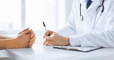 Fonasa y Minsal se querellaron contra 28 médicos por mal uso de licencias médicas