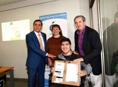 Municipalidad de Curicó entregó ayuda técnica a personas con discapacidad