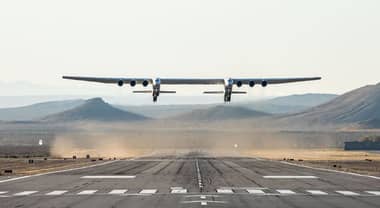 “Stratolaunch”, el avión más grande del mundo, realizó con éxito su primer vuelo