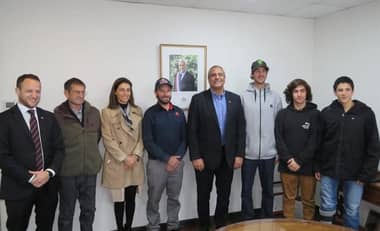 Intendente y Seremi de Deportes entregaron reconocimiento a Francisco “Chaleco” López
