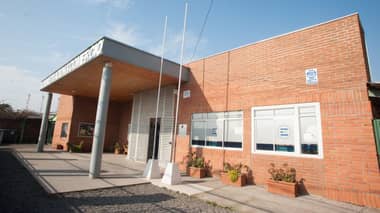 Acusan de discriminación a Escuela De Administración Y Comercio por negar matrícula a niño que estuvo en el Sename