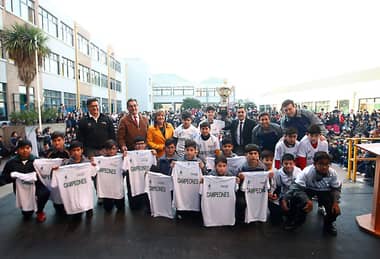 Autoridades visitaron el Colegio Alessandri para entrega de copa a representantes que viajarán a Austria