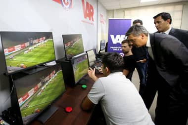 El VAR inicia su proceso de implementación en el fútbol chileno