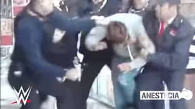 [VIDEO] Pelea al estilo WWE entre guardias de mall y mecheros se viraliza en redes sociales
