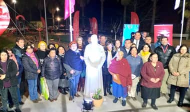 Inauguran plaza con escultura en tamaño real del Padre Hurtado