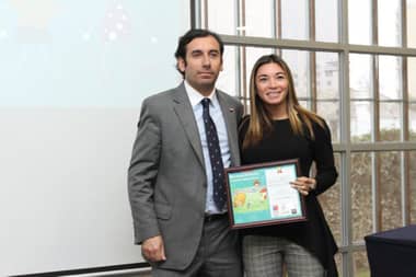 Evelyn Ortiz recibe reconocimiento por aporte en campaña "Juégatela por un Chile Sin Trabajo Infantil"