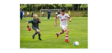 Niños de Molina brillan en primeros partidos de la Rey Cup en Islandia