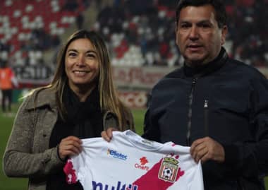 El homenaje recibido por Evelyn Ortiz en el partido de Curicó Unido