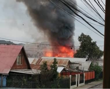 Incendio destruyó dos casas en la población Manuel Rodríguez de Curicó