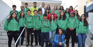 Deportistas curicanos recibieron indumentaria para los Juegos Deportivos Escolares 2019