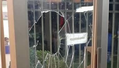 Detienen a sujeto que provocó destrozos en Hospital de Curicó