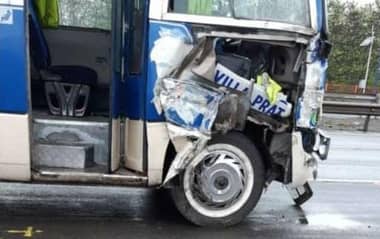 Colisión múltiple en el Puente Lontué involucra a un minibús