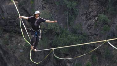Exponentes de highline atravesaron El Velo de la Novia en el Radal Siete Tazas