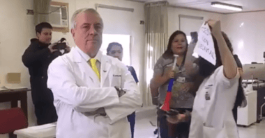Ministro Jaime Mañalich recibió “funa” de funcionarios y pacientes en Hospital del Salvador