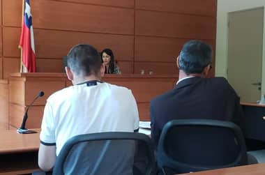 Libertad vigilada intensiva para acusado de quemar automotora curicana en medio de la revuelta social