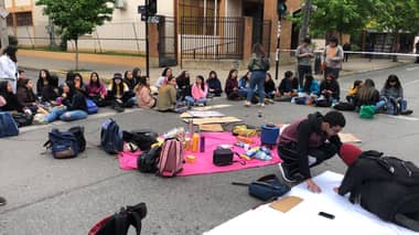Estudiantes desayunaron en la calle frente a la UCM