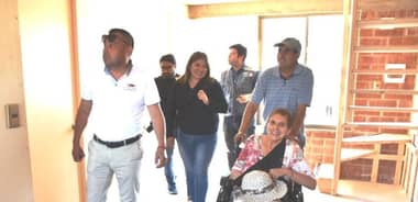 Vecinos de grupo Los Naranjos de Sagrada Familia recorrieron sus futuras viviendas