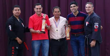 Emotiva graduación de karatecas de la Academia Basaure Kenpo School