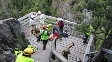 Bajo riesgo vital extranjero que cayó sobre roqueríos en Parque Inglés