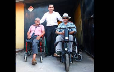 Vecino de El Boldo 2 de Curicó recibió silla de ruedas con “handbike”