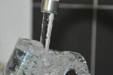 Beber agua de la llave no provoca cáncer: su cloración salva vidas
