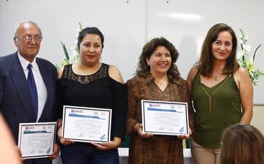 Pequeños y micro empresarios de Curicó recibieron certificados de inglés y computación