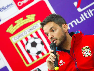 Nicolás Larcamón: “Acá (en Curicó) ves a la ciudad entera en la cancha”