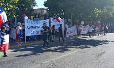 Cerca de 500 personas participaron en marcha por el "rechazo" a la nueva Constitución