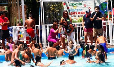 Niñas y niños eligieron día de piscina para cerrar Escuelas de Verano en Curicó