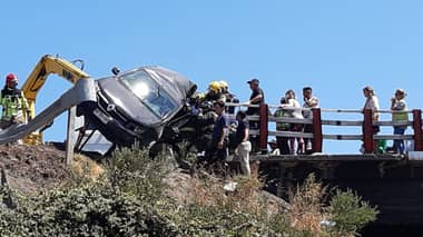 Vehículo chocó contra barrera y quedó colgando en paso superior de Maquehua