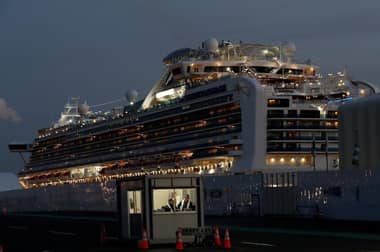 Termina curentena por coronavirus: Pasajeros salen del crucero "Diamond Princess" atracado en Japón