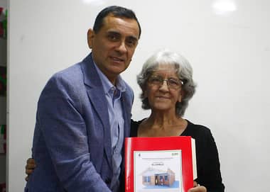 Diez familias de Curicó recibieron subsidio para construir sus casas en sitio propio