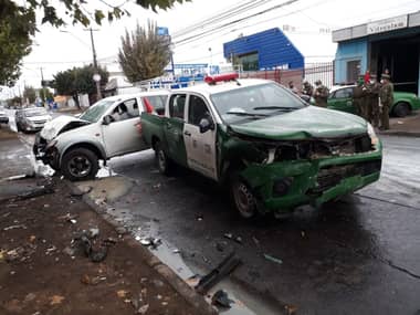Vehículo de Carabineros de la Tenencia de Hualañé colisionó en Curicó